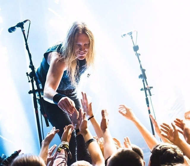 Звучание их гитар божественно.