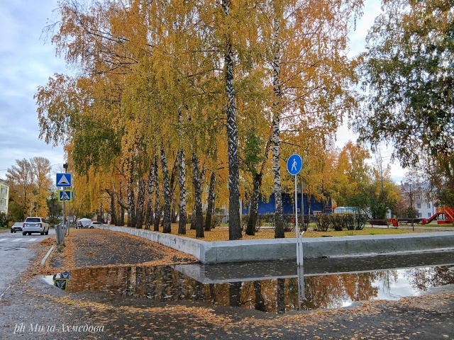 Детская площадка в октябре:
Горки ждут детей, тишина....