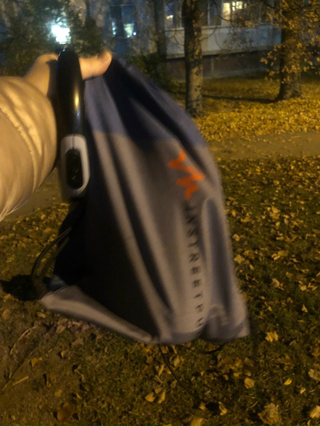 Добрый вечер! Чья то сменка потерялась ;) Висит на скаме...