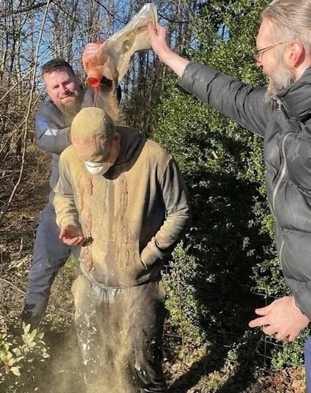 В Дании существует интересная традиция - молодых людей...