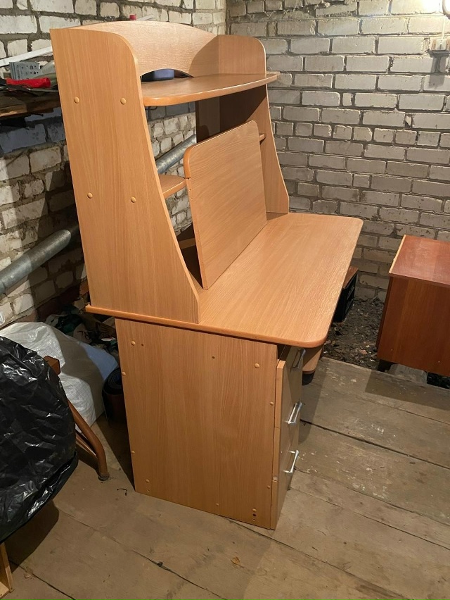 Отдам даром компьютерный стол. Самовывоз