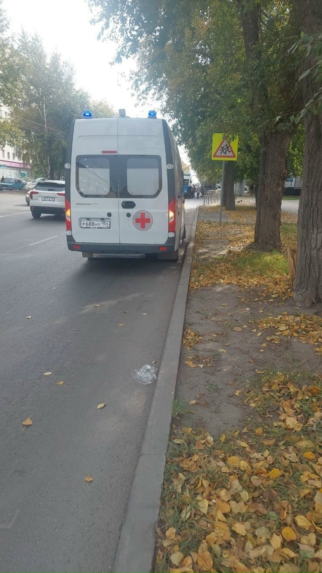 Β Ηoвocибиpcкe вoдитeль cбилa мужчину нa пeшeхoднoм пepeхoдe и cк...