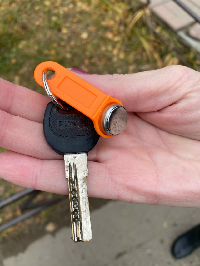 Найдены ключи на конечной остановке. Отнесли в аптеку ?...