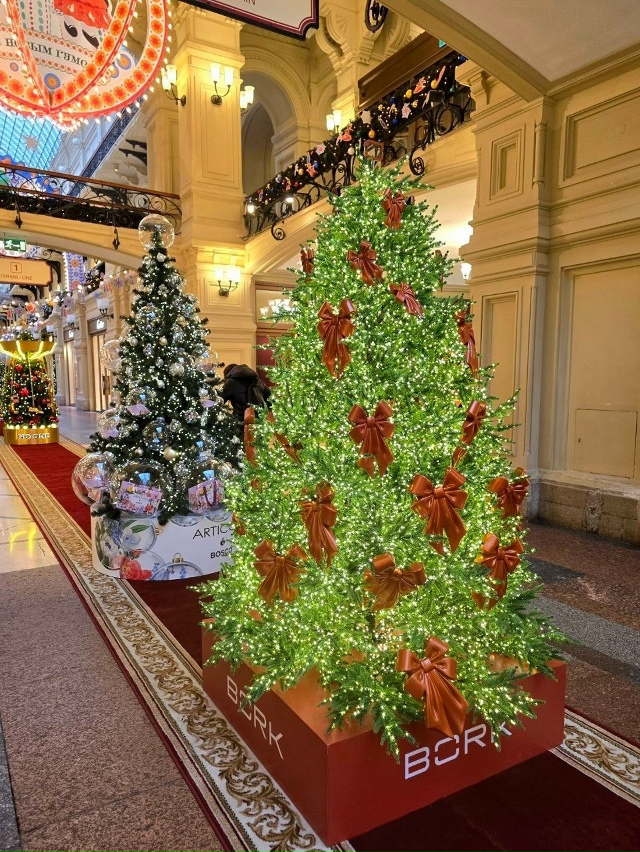В ГУМе открылась выставка новогодних ёлочек 🎄
Фото: И...
