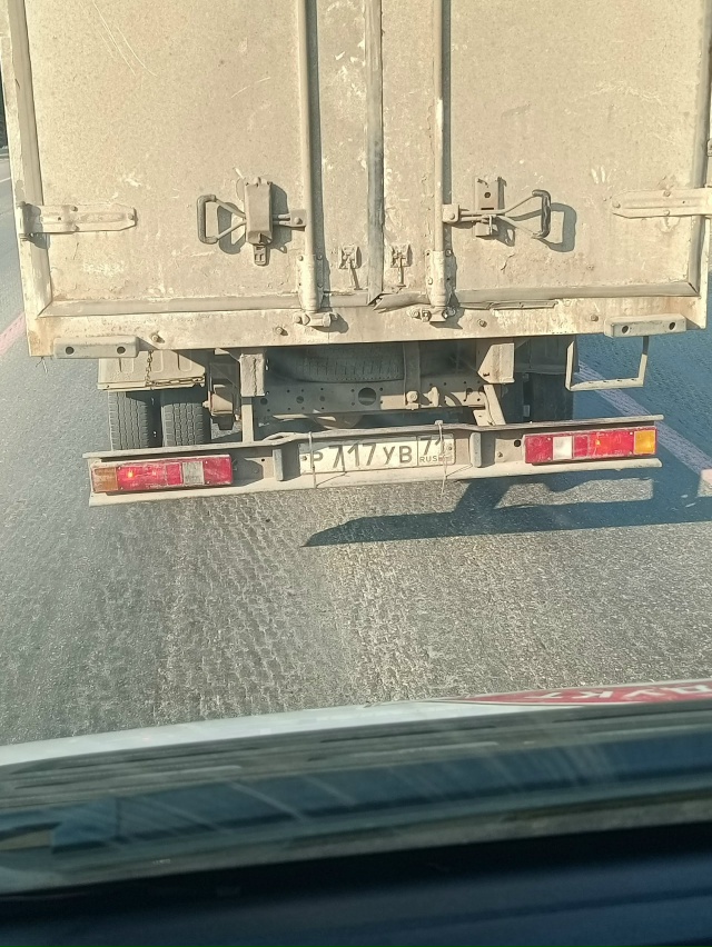 Водитель данного авто свинья. Выкинул мусор в окно маш?...