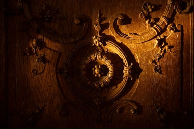 «...Замечателен особенно кабинет, где находится неболь?...