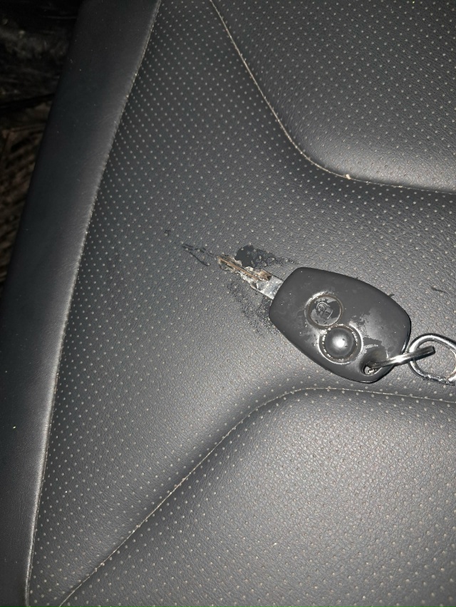 Кто ключи от машины напротив ТЦ Яшель потерял?