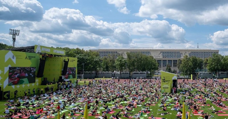 🏃‍♀️ Московский марафон тренировок со звёздами пройдёт в «Лужниках» 27 июня
Растяжка с Самирой Муста