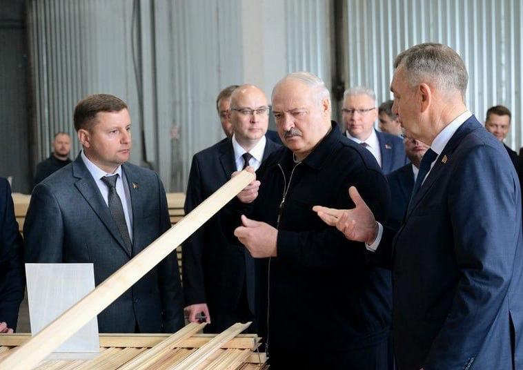 «Мы из говна делаем чудо!»
Президент Беларуси Александр Лукашенко при посещении деревоперерабатыв