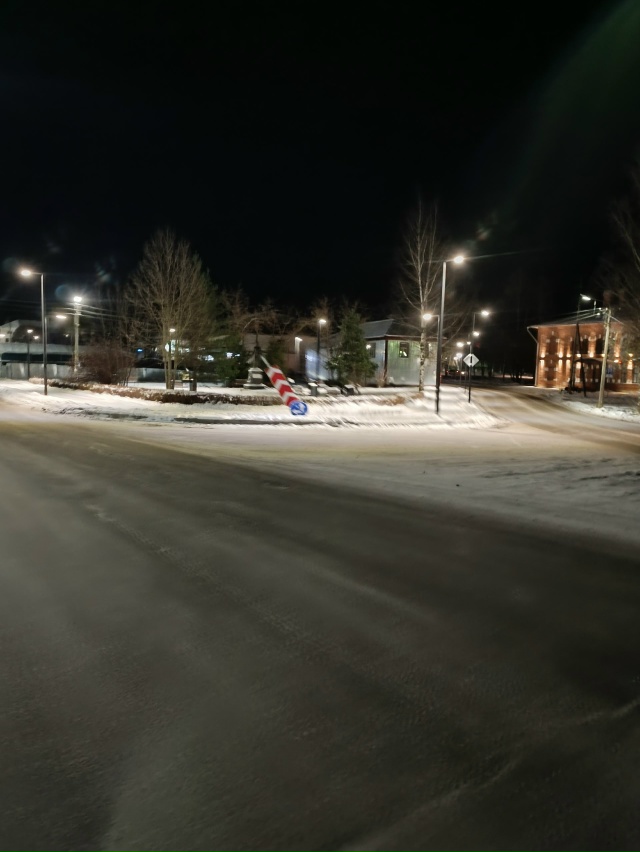 Сбит знак рядом с жд клубом