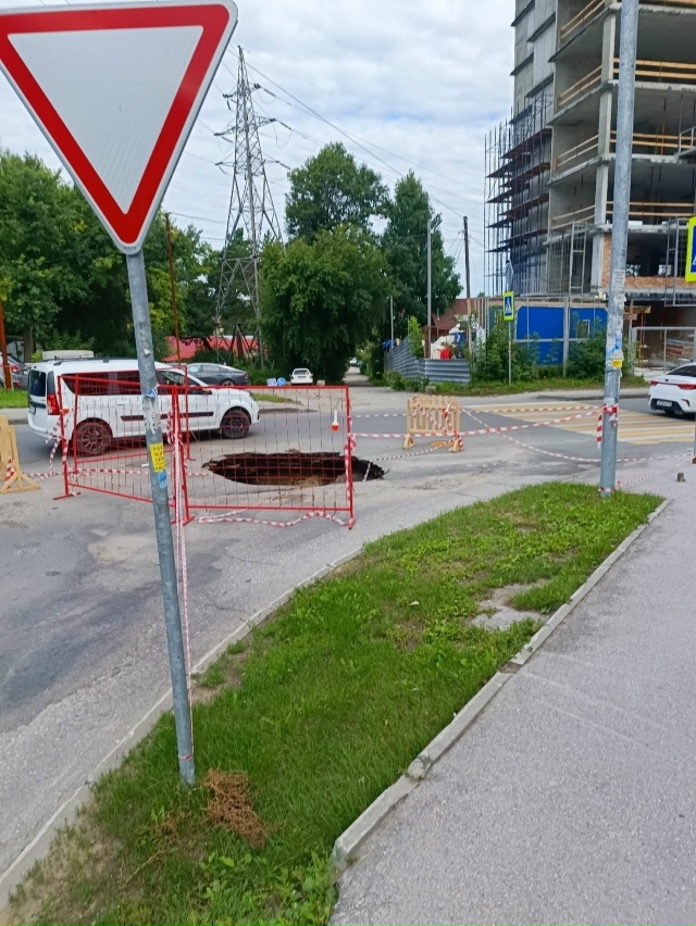 Ηoвocибиpцы жaлуютcя нa пpoвaлившийcя acфaльт в Зaeльцoвcкoм paй...