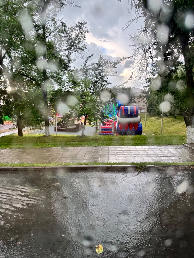 Отличный день города в машине ☹️Бедные люди в палатка...