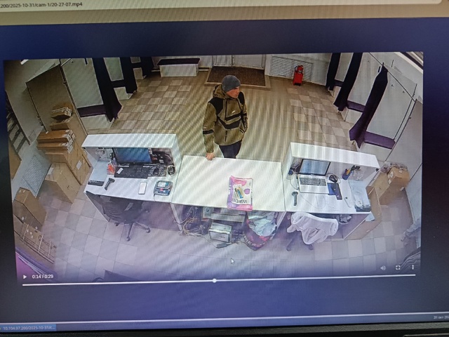 Просим подойти молодого человека на пункт выдачи Вайл?...