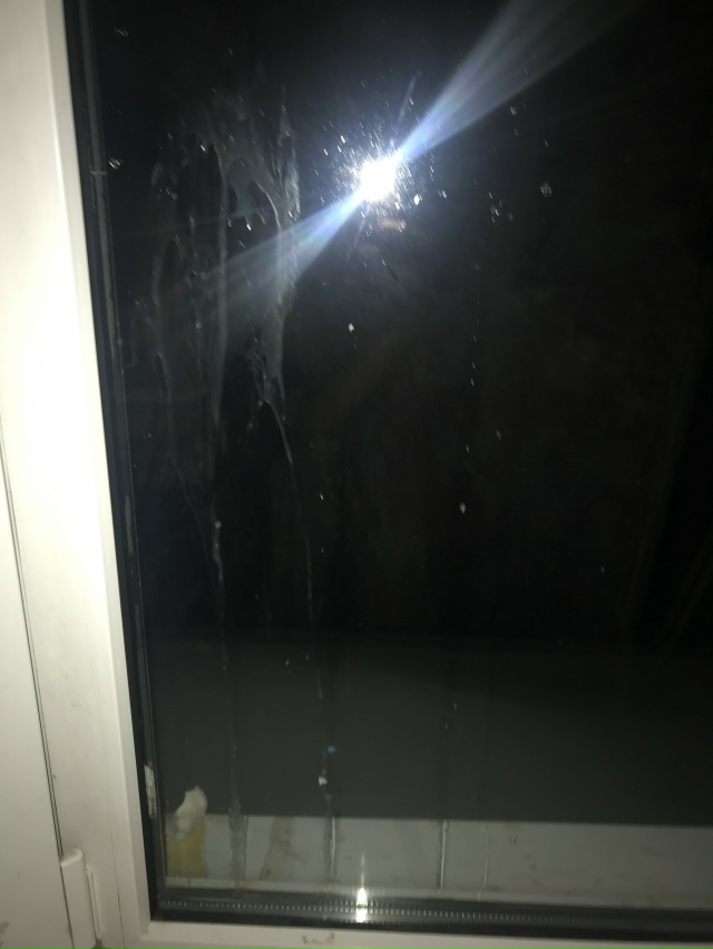 🤬Какие недоумки по ночам бросаются яйцами по окнам мн...