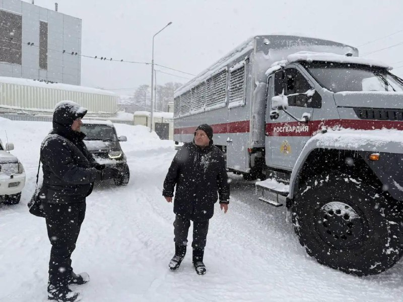 На Камчатке из-за аномальных снегопадов общественный транспорт временно заменили автозаками.
Власт