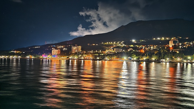 Ночной Гурзуф это просто волшебство! ✨🌃
С моря он выг?...