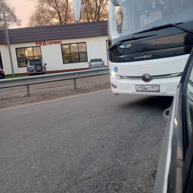 Люди будьте аккуратнее. Вот этот автобус ездить по Мож?...
