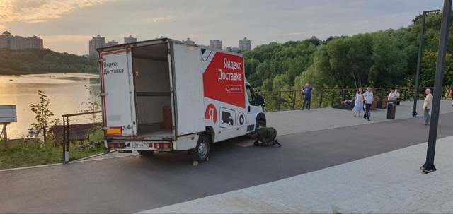 В Раменском городском парке газель «Яндекс Доставки» ?...
