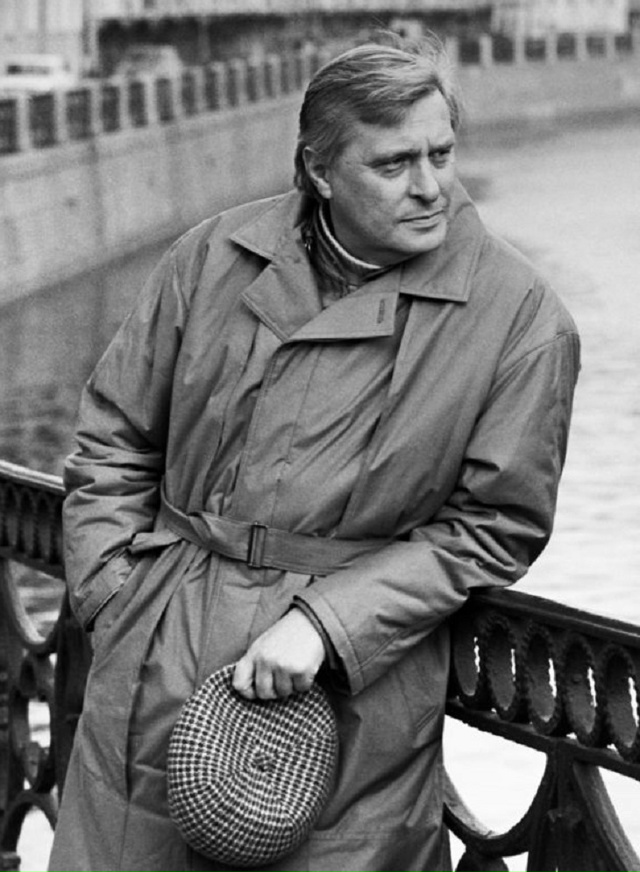 KOГДА Я BИЖУ PЖУЩУЮ ДO ИЗHEMOЖЕНИЯ ТОЛПУ HA ПОШЛЫХ ЭСТРАДHЫХ ...