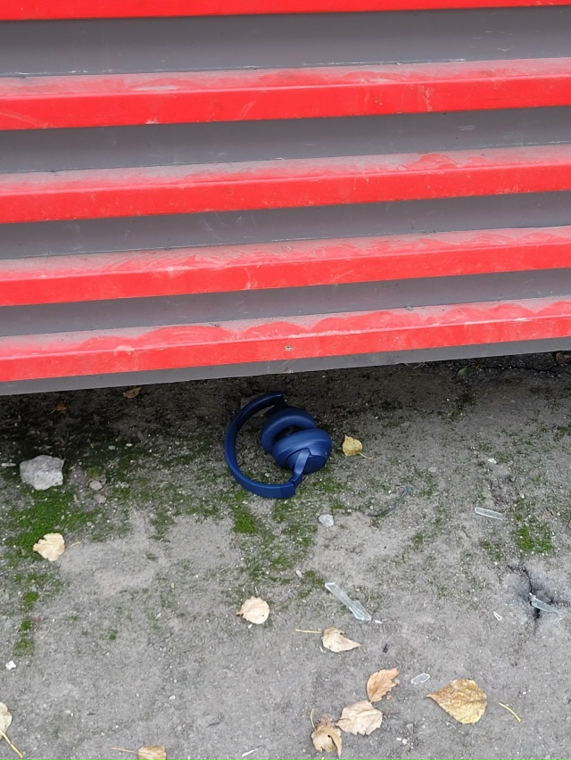 Нашла синие наушники JBL под ларьком у вокзала в Новом П?...