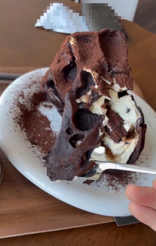 В Южной Корее открыли кафешку Rexpresso Museum, где выставили настоящие кости тираннозавра
А их гла