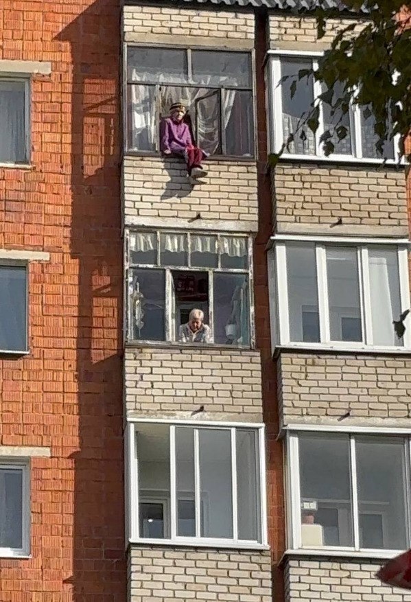 А бабуле нормально там сидеть?