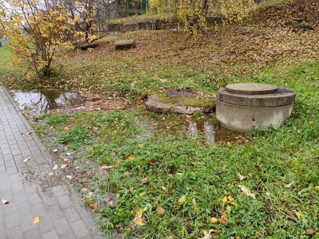 на Путенкова 13 который день течет колодец. никому и дел...