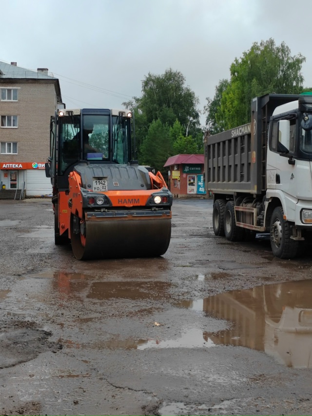 На Юбилейке на площади укладывают асфальт...