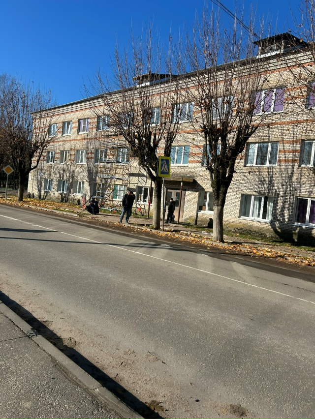 У гостиницы Юность ремонт в самом разгаре. Никто не хоч...