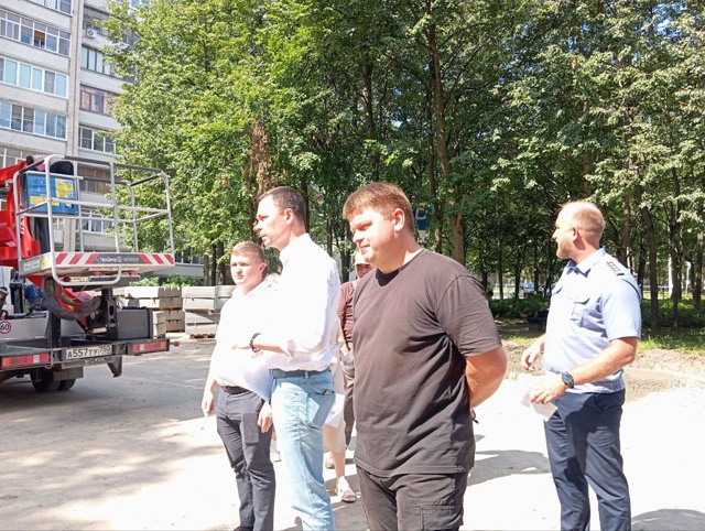 Во дворе Лесного б-ра 6, 8, 10, 12 с утра развернулась актив?...