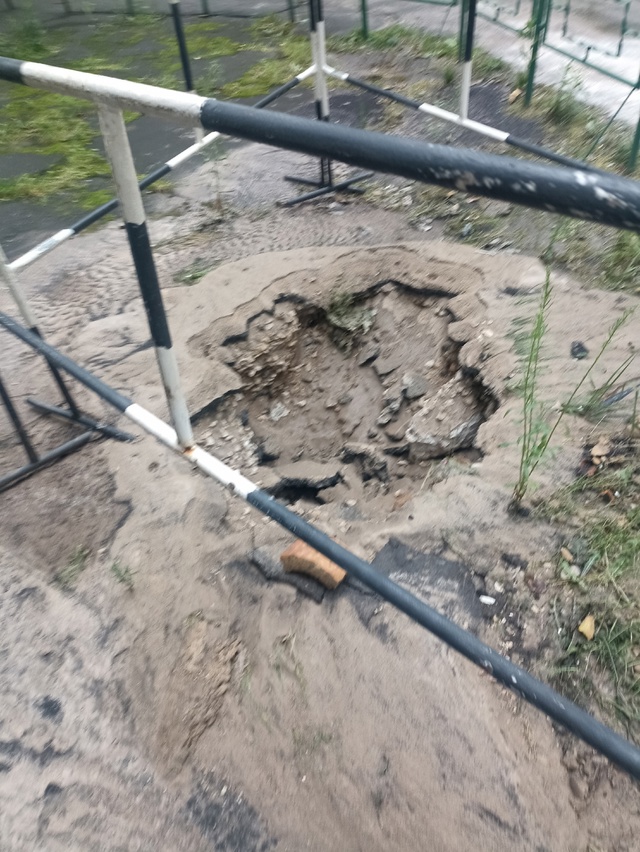На весенней 16 яма разрастается. Интересно: с этим будут...