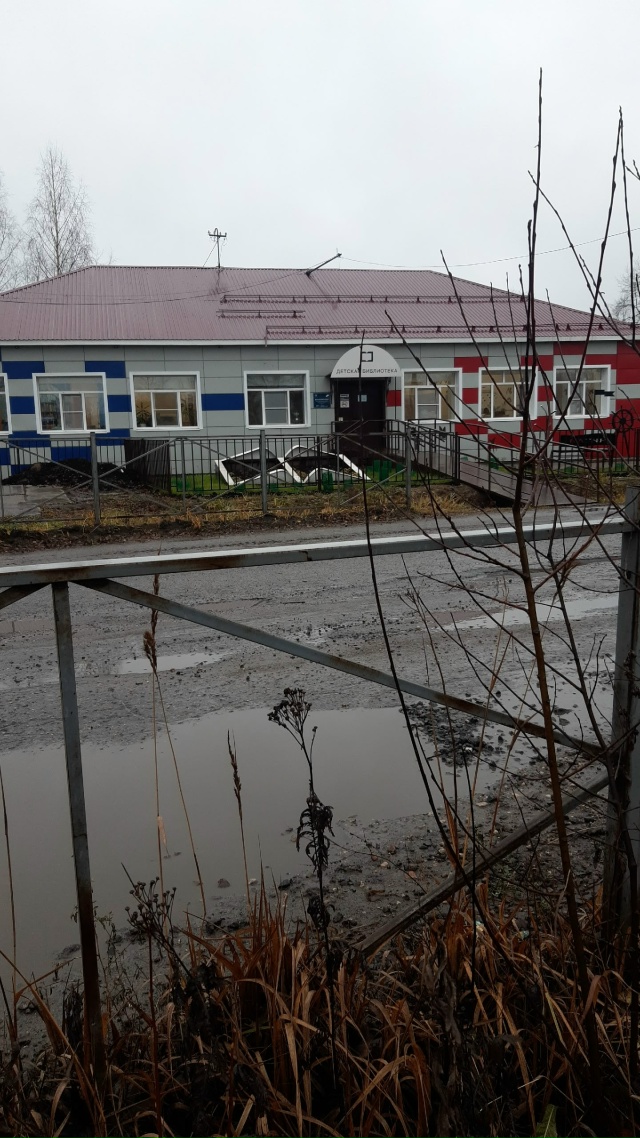 На выходе из такого красивого здания детской библиоте?...