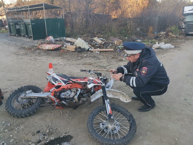 В поселке Ключевск Камаз сбил 14-летнего подростка на п?...