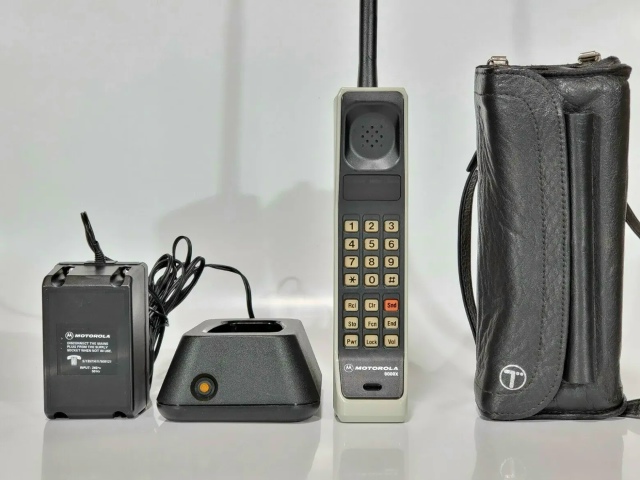 В 1984 году в продажу вышел первый коммерческий мобильны...