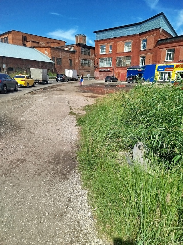 По дороге в сторону фабрики открыт люк. Прямо на краю п?...