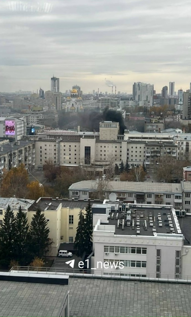 Пожар разгорелся в районе Музкомедии. Виден столб чёрн...