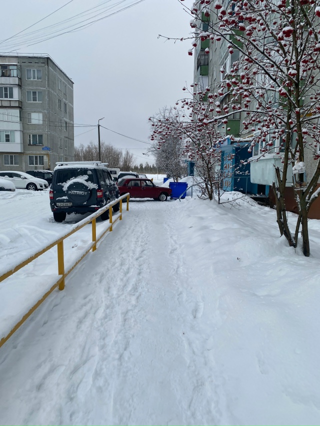 И как пройти в первый подъезд? Пройти сверху по машине?