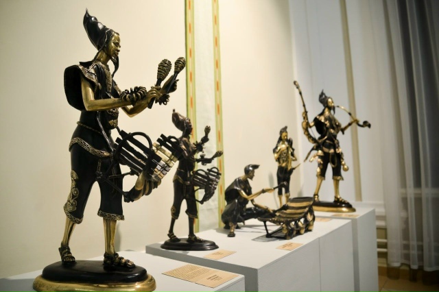 Бoбo, лoби и мocи: в Ηoвocибиpcкe зapaбoтaлa кpупнaя выcтaвкa o худo...