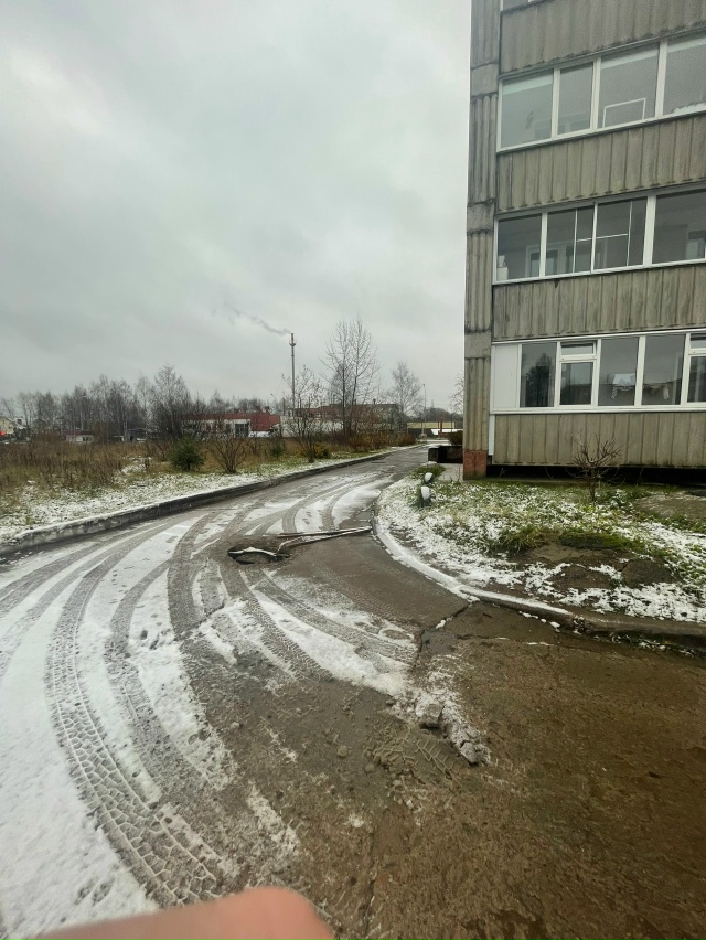 Уже как месяц открытый люк на улице Братьев Васнецовых...