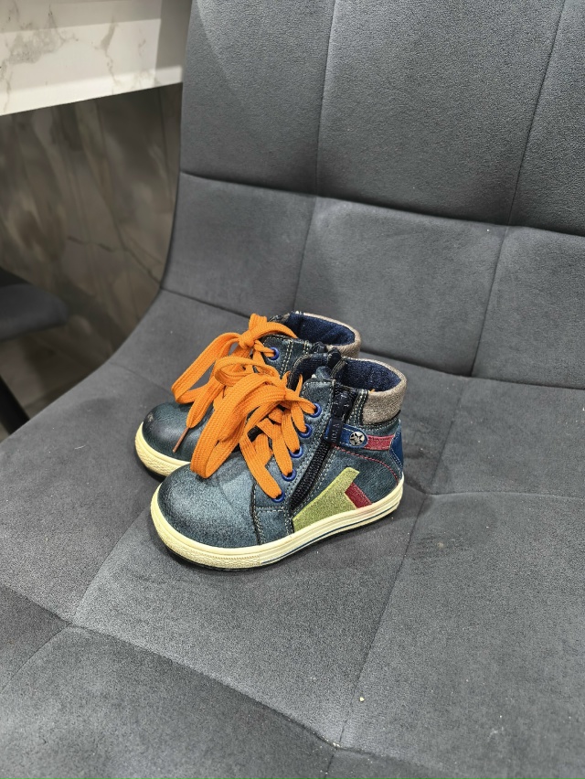 Отдам детские ботинки, р23.