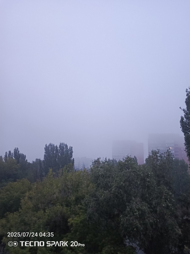 Утром такой туман, что даже дома не видно, ракурс тот же...