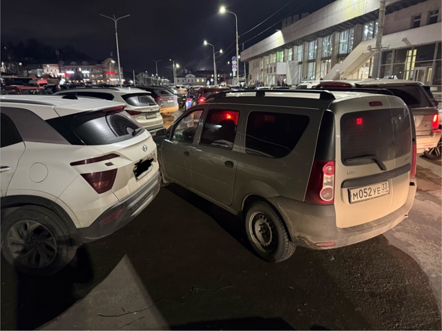 Новый мастер парковки в городе. На вокзале мужчина пер?...