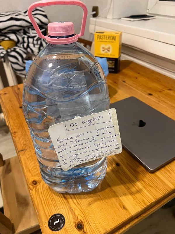 Курьер это не трактор. Долба*б.
Курьеры начали мстить клиентам за сложные заказы. Девушка показала