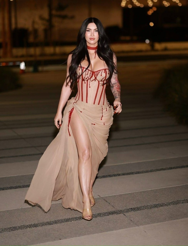 Меган Фокс впервые после рождения ребенка от MGK вышла в...