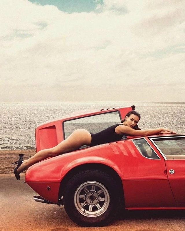 Девушка снимается в рекламе нового Lamborghini Countach. США, 1988 ...