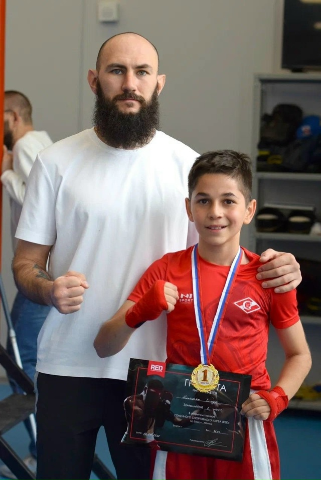 Бокс- это не про драку - это про характер .
Бокс учит не б...