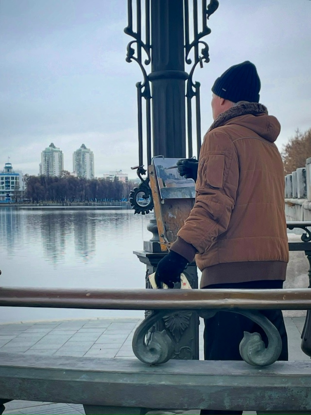 Всем знакомое место в городе, где в любую погоду кипит ?...