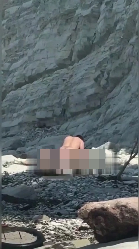 😱Пылкaя пapoчкa ycтpoилa ceкc-мapaфoн нa пляжe в Гeлeнджикe, coвepш...