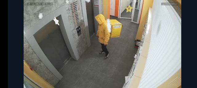 Этот человек украл у сына кроссовки на подоконнике со ?...