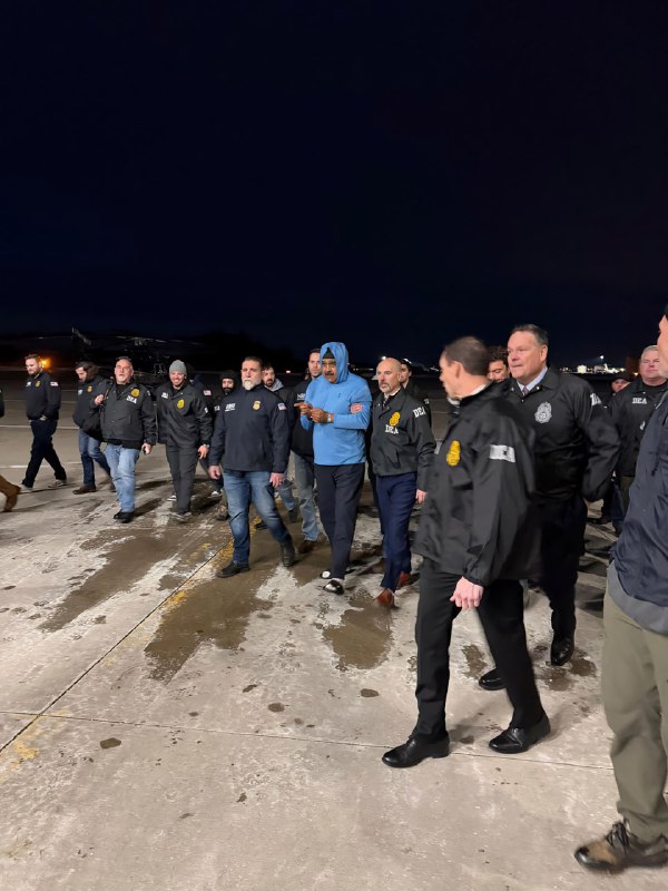 Первые кадры с президентом Венесуэлы Николасом Мадуро, которого привезли в США
Мадуро и его жену от